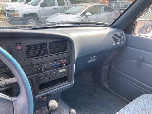 Used 1991 Toyota Pickup Deluxe AWD/4WD image 8