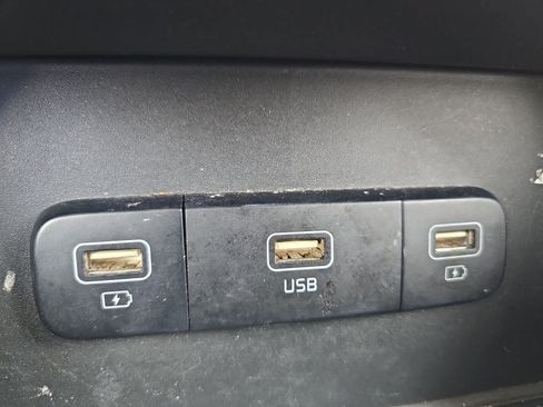 Used 2022 Kia Carnival LX FWD image 27