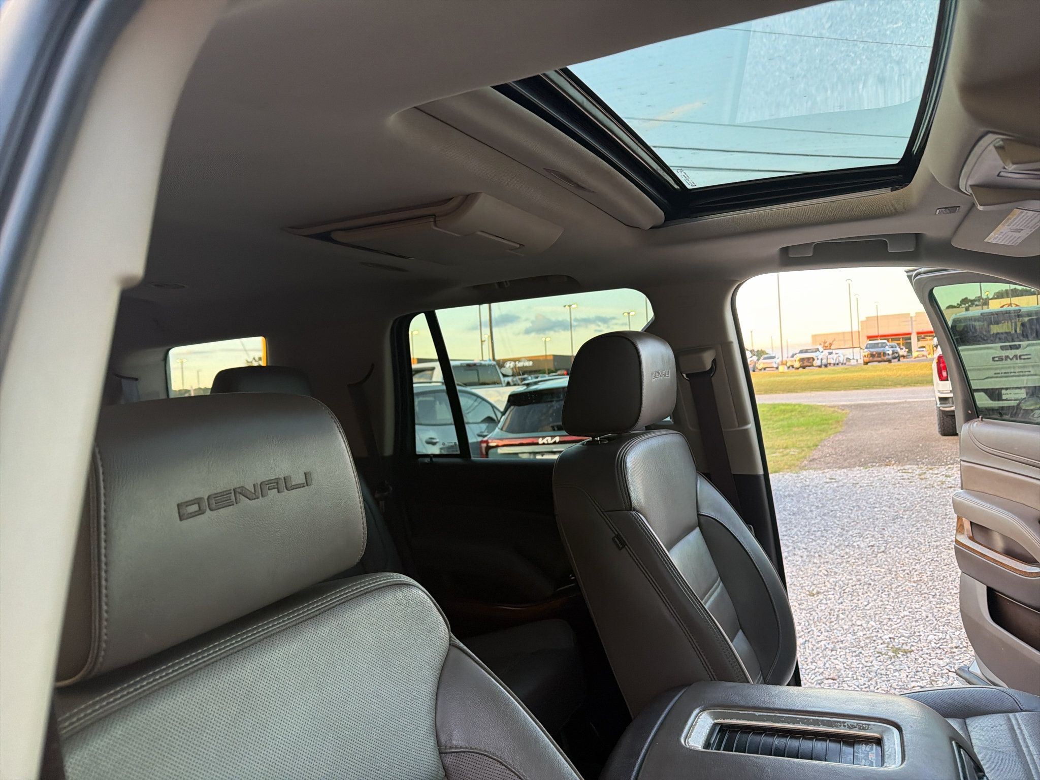 Used 2020 GMC Yukon Denali w/ Denali Ultimate Package AWD/4WD image 32