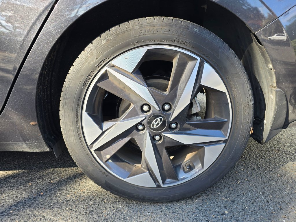 Used 2022 Hyundai Elantra Limited FWD image 6