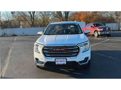 Certified 2024 GMC Terrain SLT image 3