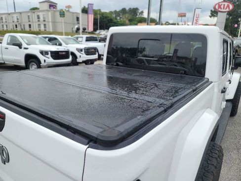 Used 2023 Jeep Gladiator Overland w/ Trailer Tow Package AWD/4WD image 8
