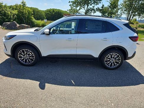 New 2025 Ford Escape SE w/ Class II Trailer Tow Package image 2