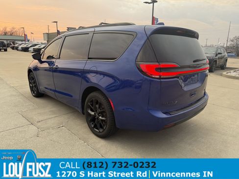 Used 2021 Chrysler Pacifica Touring-L w/ Uconnect Theater Family Group image 5