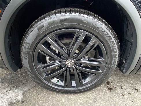 Used 2022 Volkswagen Tiguan SE R-Line image 11