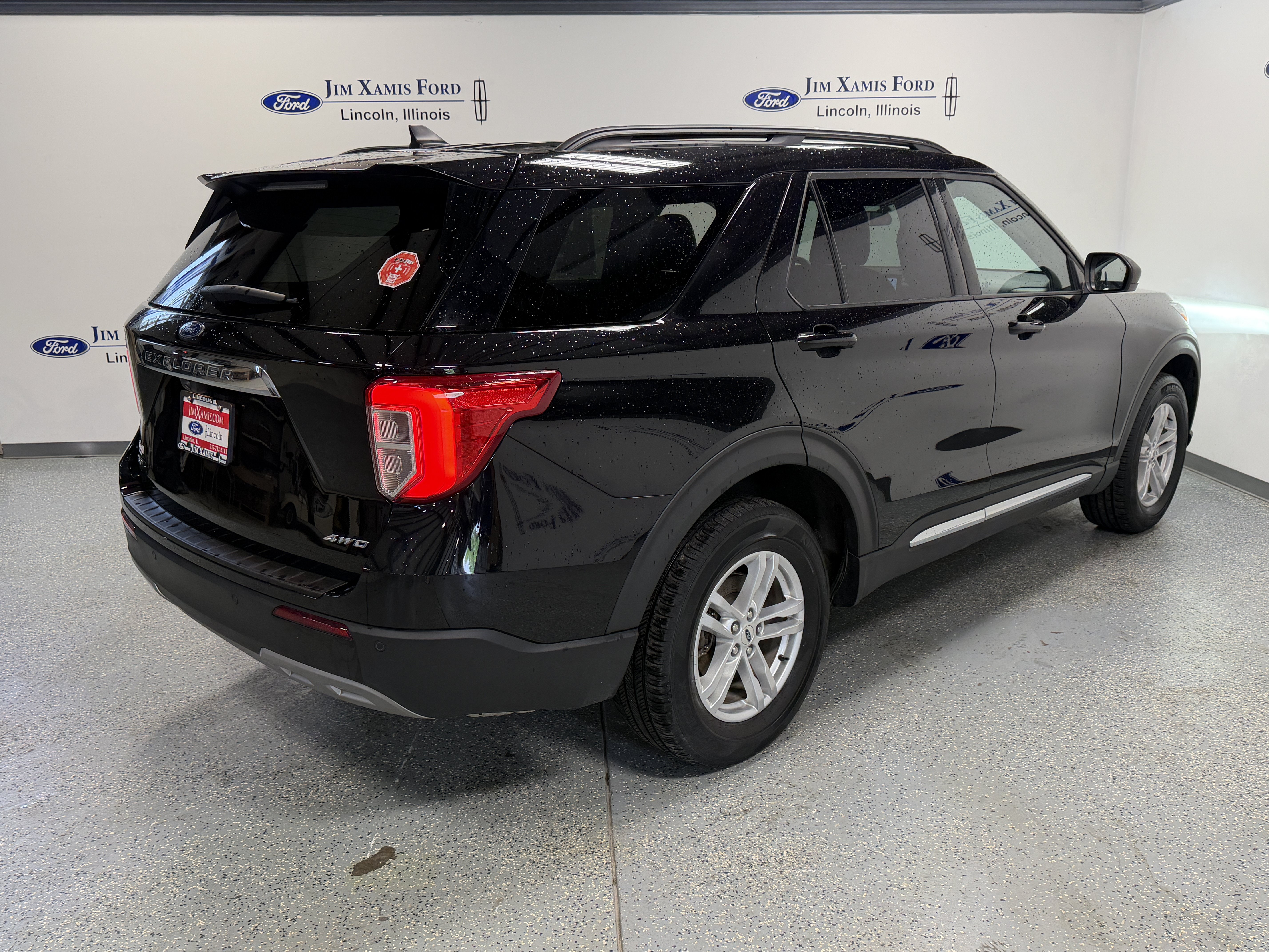 Used 2024 Ford Explorer XLT w/ Equipment Group 202A AWD/4WD image 32