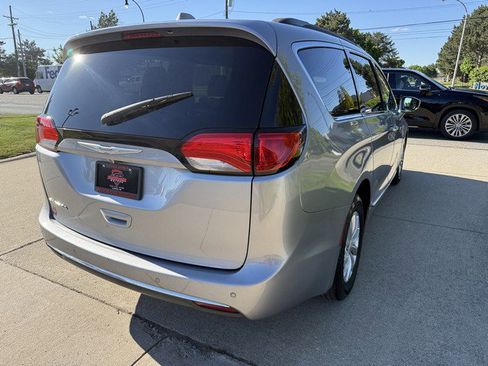 Used 2017 Chrysler Pacifica Touring-L FWD image 5