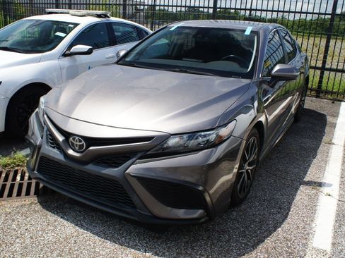 Used 2021 Toyota Camry SE FWD image 1
