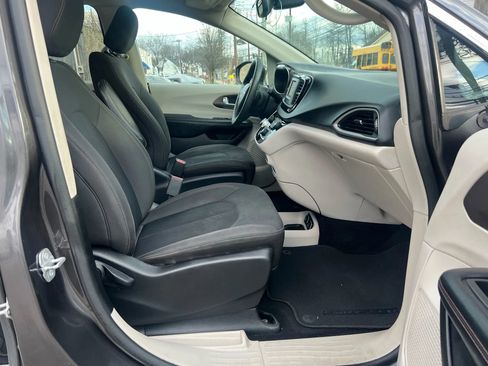 Used 2017 Chrysler Pacifica Touring image 33