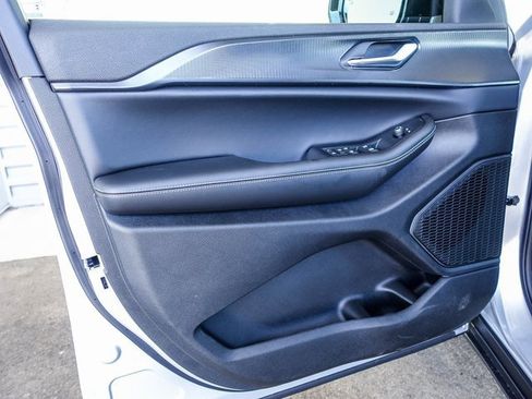 New 2025 Jeep Grand Cherokee Altitude image 18