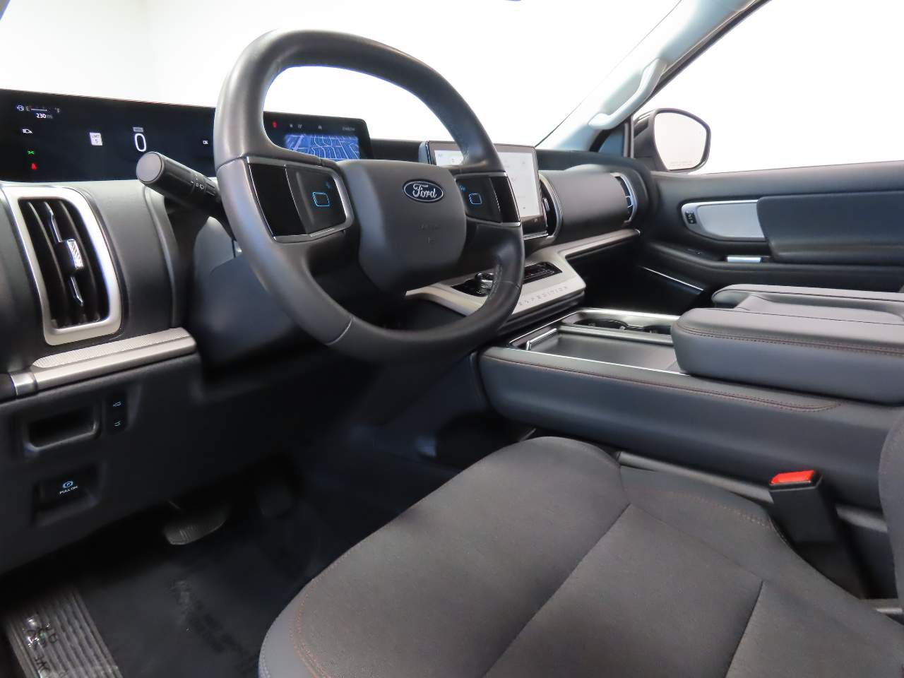 Used 2025 Ford Expedition Active RWD image 9