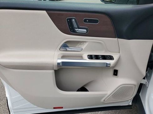 Used 2023 Mercedes-Benz GLB 250 w/ Premium Package image 22
