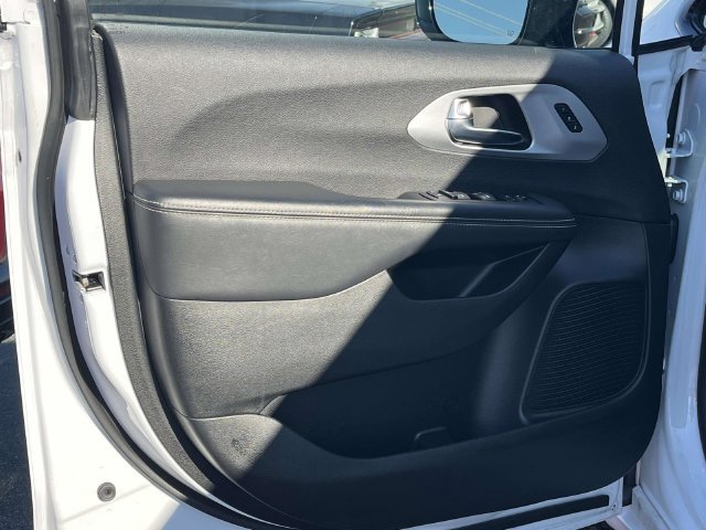 Used 2025 Chrysler Pacifica Limited FWD image 15