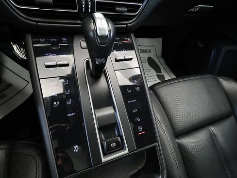 Used 2022 Porsche Macan AWD/4WD image 23