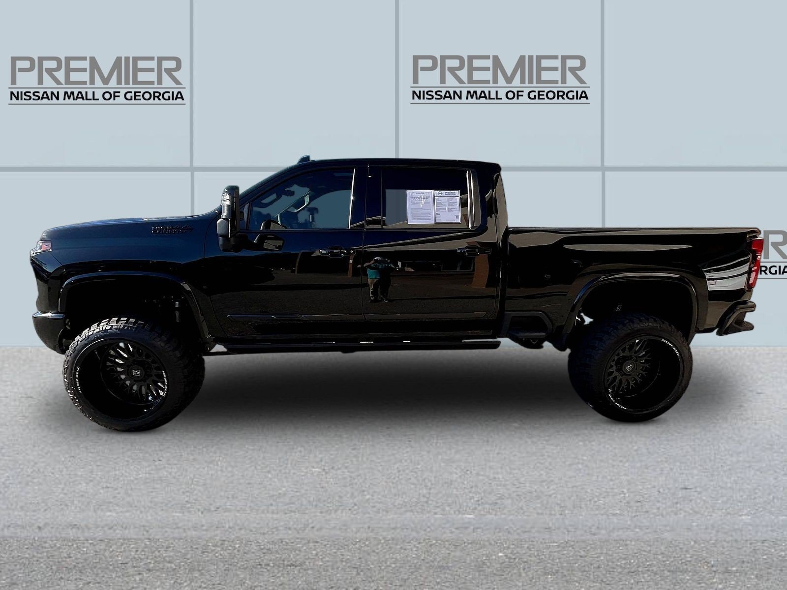 Used 2025 Chevrolet Silverado 2500 High Country w/ Midnight Edition AWD/4WD image 4