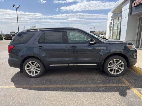 Used 2017 Ford Explorer XLT w/ Equipment Group 202A AWD/4WD image 4
