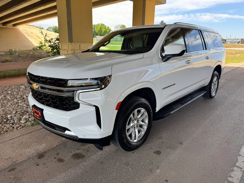 Used 2023 Chevrolet Suburban LS RWD image 7