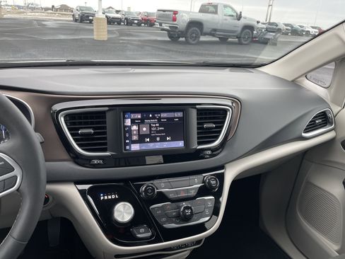 Used 2024 Chrysler Voyager LX image 15