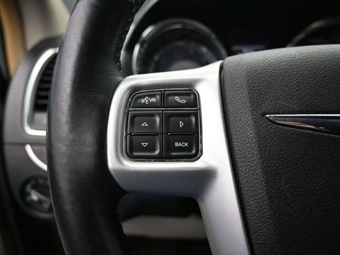 Used 2016 Chrysler Town & Country Touring-L w/ Driver Convenience Group image 17