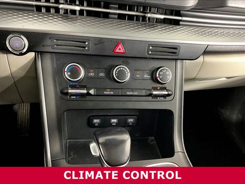 Certified 2022 Kia Carnival LX FWD image 15