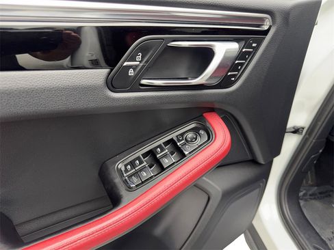 Used 2023 Porsche Macan Turbo image 31