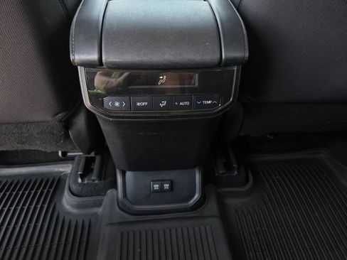Used 2021 Toyota Highlander LE AWD/4WD image 18