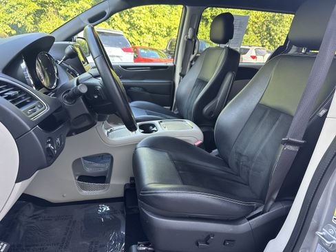 Used 2017 Dodge Grand Caravan SXT FWD image 5