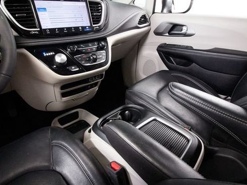 Used 2022 Chrysler Pacifica Touring-L AWD/4WD image 11