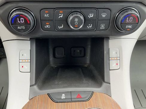 Used 2018 GMC Acadia SLE FWD image 25