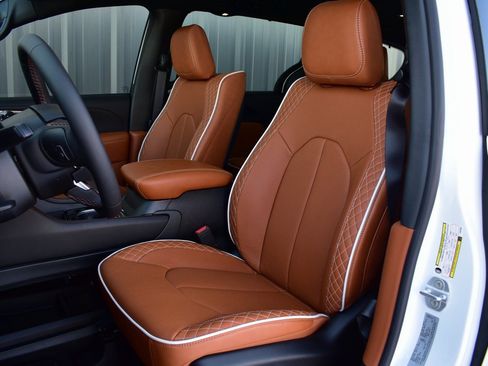 New 2026 Chrysler Pacifica Pinnacle image 19