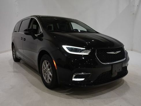 Used 2024 Chrysler Pacifica Touring-L FWD image 1