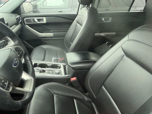 Used 2022 Ford Explorer XLT w/ Equipment Group 202A image 3