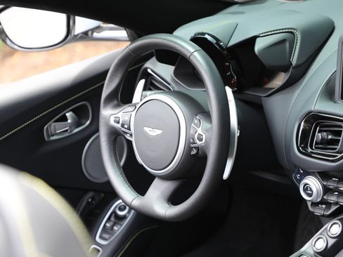 Used 2023 Aston Martin V8 Vantage Roadster RWD image 22