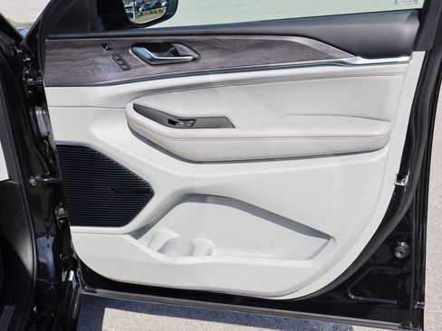 Used 2022 Jeep Grand Cherokee Overland w/ Luxury Tech Group IV image 14