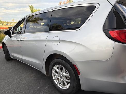 Used 2022 Chrysler Voyager LX FWD image 18