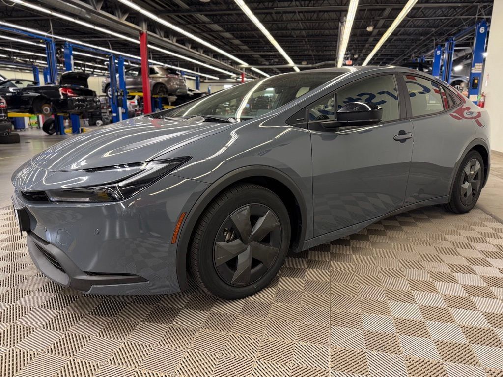 Used 2025 Toyota Prius LE FWD image 3