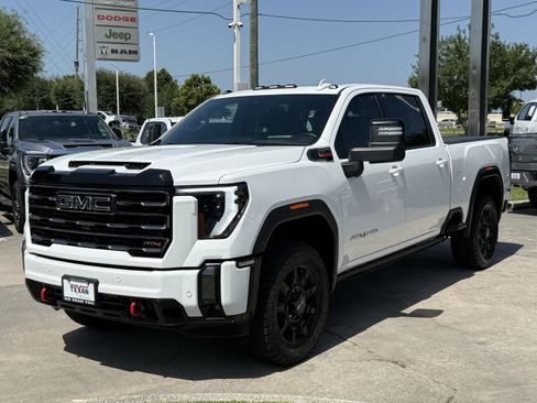 Used 2024 GMC Sierra 2500 AT4 w/ AT4 Premium Plus Package AWD/4WD image 9