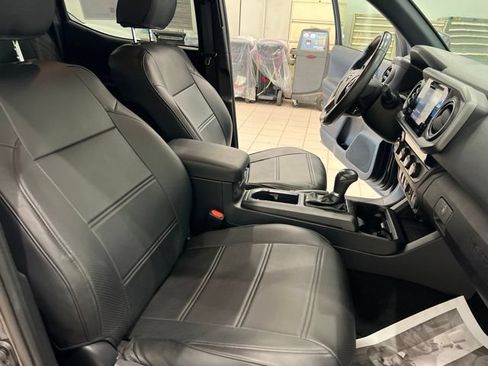 Used 2018 Toyota Tacoma TRD Off-Road w/ Technology Package AWD/4WD image 20