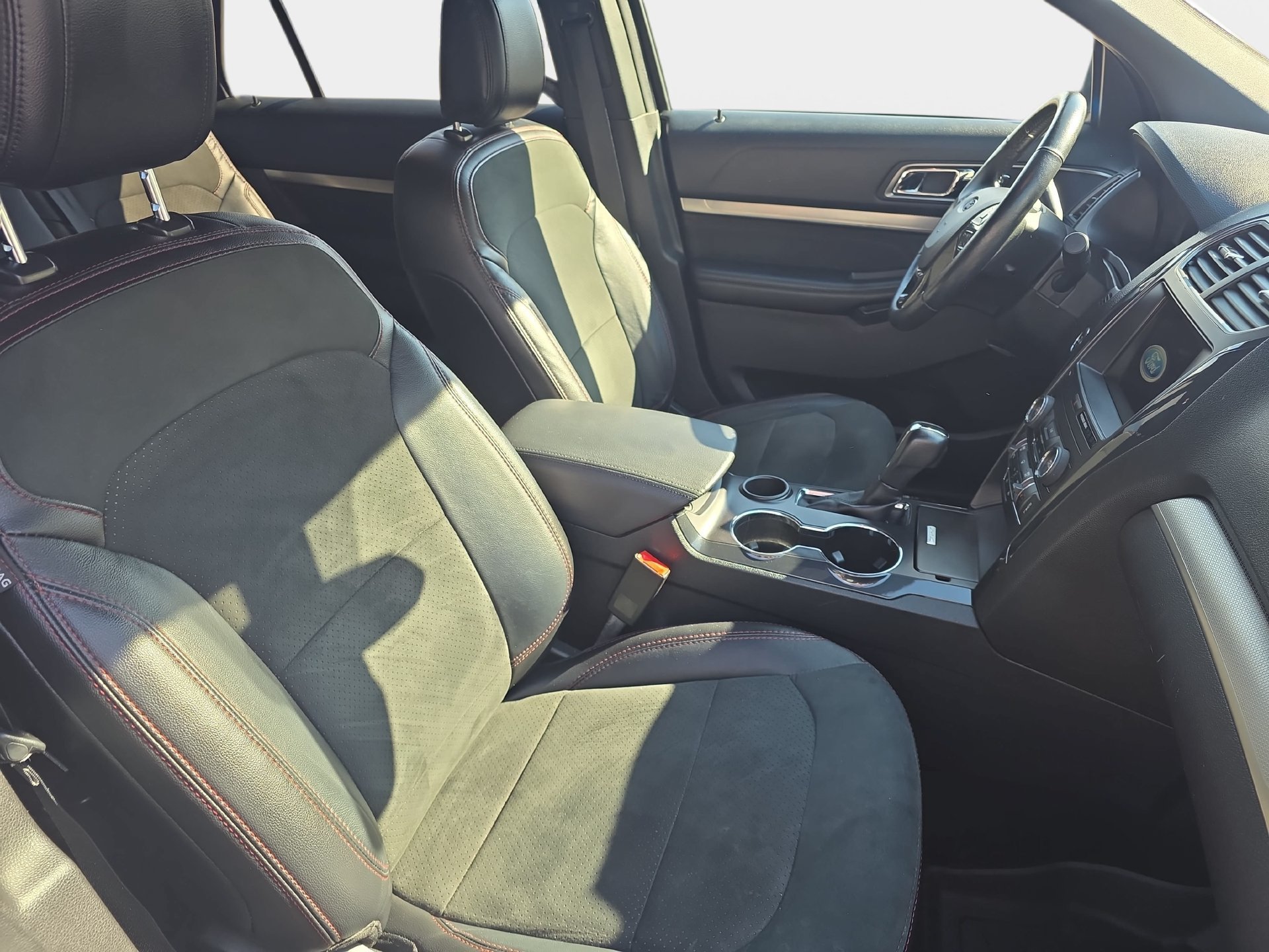 Used 2019 Ford Explorer XLT w/ Equipment Group 202A FWD image 10