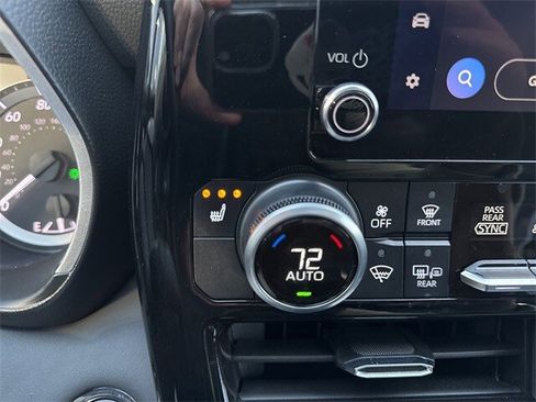 Used 2023 Toyota Highlander XLE image 32