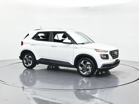 Used 2024 Hyundai Venue SEL FWD image 3