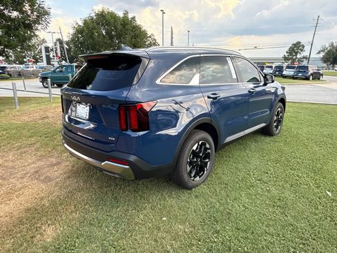 Certified 2025 Kia Sorento S w/ Panoramic Sunroof Package FWD image 3