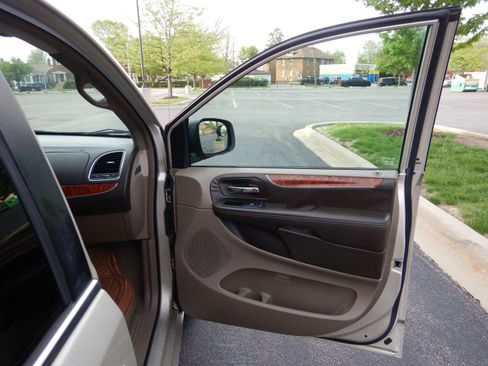 Used 2014 Chrysler Town & Country Touring FWD image 17