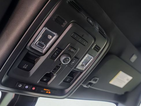 Used 2022 GMC Yukon XL Denali w/ Denali Premium Package image 25