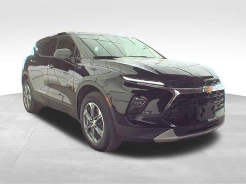 Used 2025 Chevrolet Blazer LT image 2