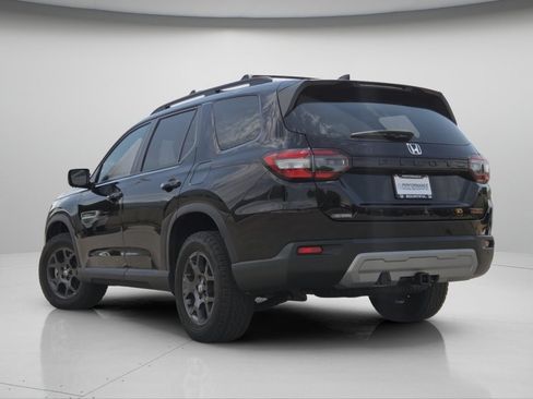 Used 2025 Honda Pilot TrailSport image 23