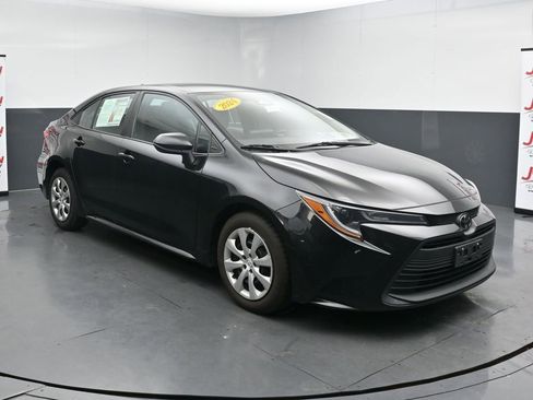 Used 2024 Toyota Corolla LE image 2