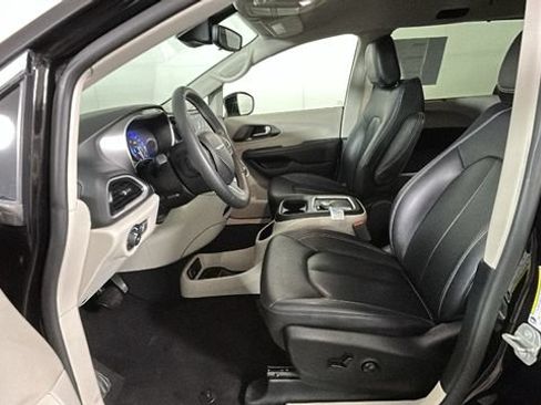 Used 2024 Chrysler Pacifica Touring-L FWD image 12