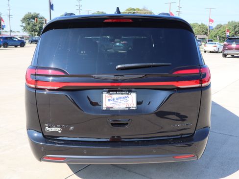 Used 2025 Chrysler Pacifica Limited FWD image 6