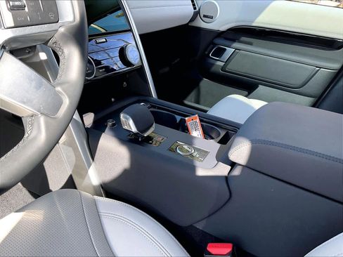 Used 2025 Land Rover Discovery S image 18